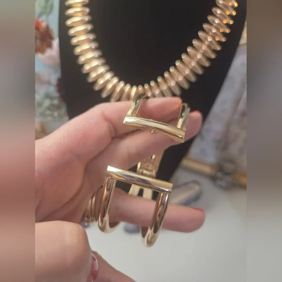 Gold-Tone Statement Jewelry Set - Picture 3 of 6